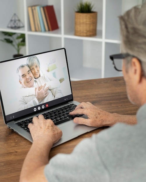 Frau, die drinnen einen Videoanruf tätigt