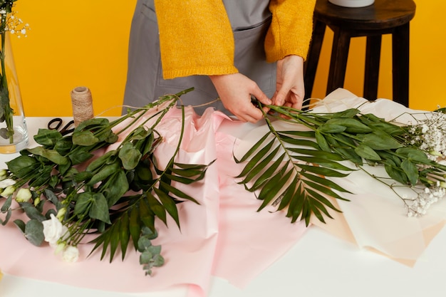 Kostenloses Foto frau, die ein blumenarrangement macht