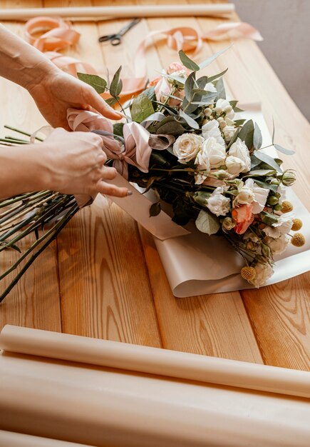 Frau, die ein Blumenarrangement macht