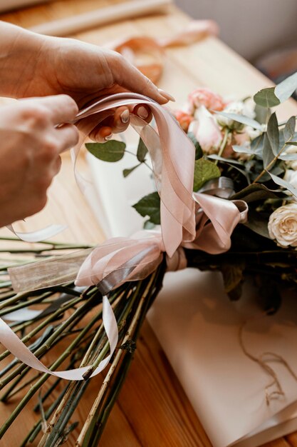 Frau, die ein Blumenarrangement macht