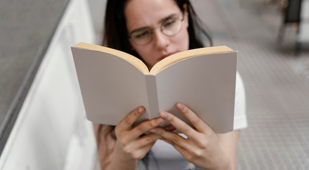 Kostenloses Foto frau, die ein buch allein liest