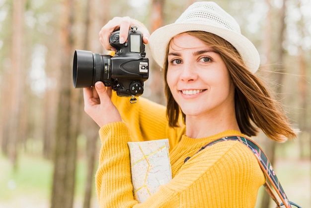 Kostenloses Foto frau, die ein foto beim gegenüberstellen der kamera macht