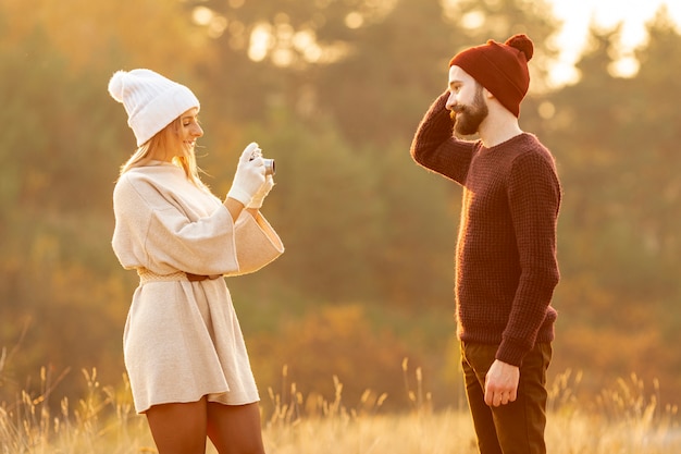 Kostenloses Foto frau, die ein foto ihres freundes macht