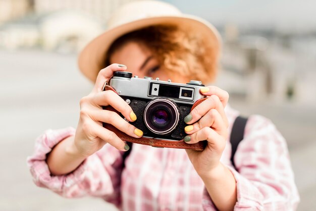 Frau, die ein Foto mit einer Kamera während des Reisens macht