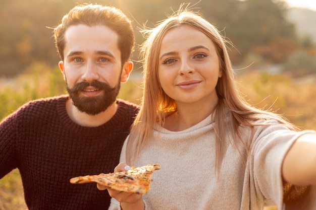 Frau, die ein Foto mit ihrer Freundin macht