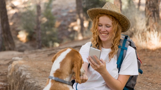 Frau, die ein Foto von ihrem Hund macht