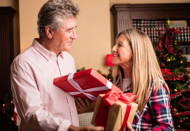 Frau, die ein Geschenk an einen Mann, der