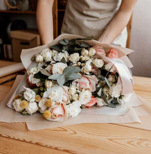 Frau, die ein hübsches Blumenarrangement macht