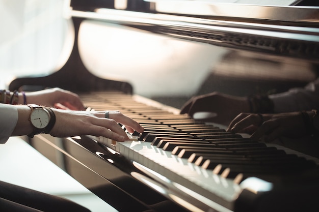 Frau, die ein Klavier spielt