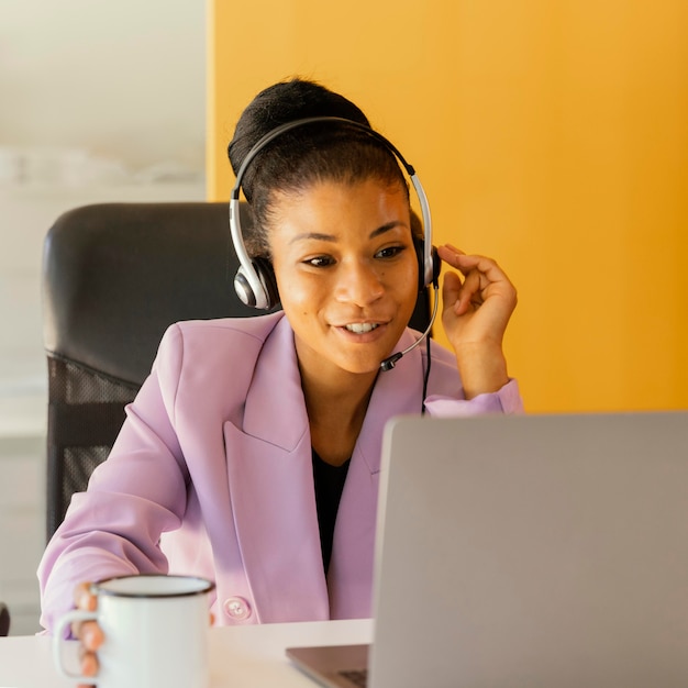 Frau, die ein Online-Treffen für die Arbeit hat