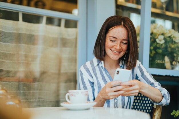 Frau, die ein Online-Video aufpasst