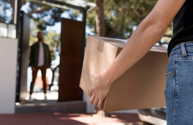 Frau, die ein Paket für einen Mann liefert