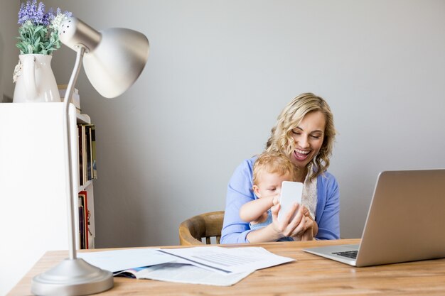 Frau, die ein selfie mit einem Baby