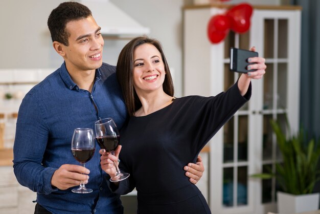 Frau, die ein Selfie mit ihrem Ehemann am Valentinstag nimmt