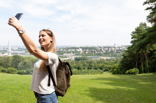 Frau, die ein selfie mit nimmt