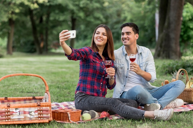 Frau, die ein selfie mit seinem Freund nimmt