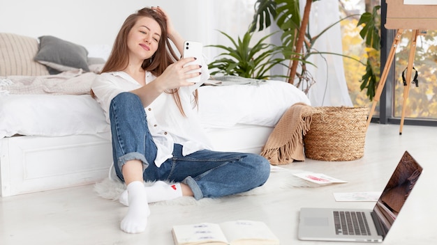 Frau, die ein Selfie zu Hause nimmt