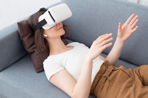 Frau, die ein Videospiel spielt, während sie vr Brillen benutzt