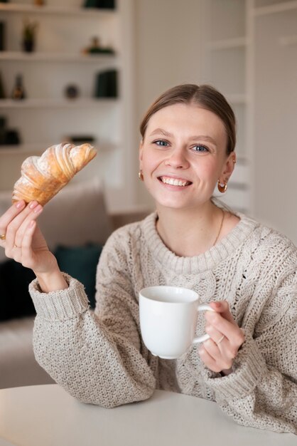 Frau, die ein virtuelles Date hat