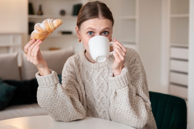 Frau, die ein virtuelles Date hat