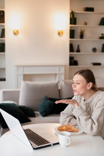 Kostenloses Foto frau, die ein virtuelles date hat