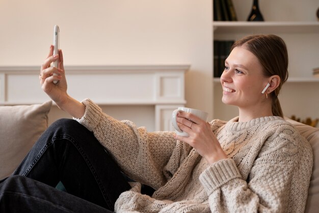 Frau, die ein virtuelles Date hat