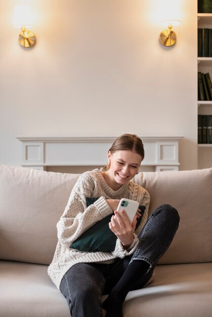 Frau, die ein virtuelles Date hat