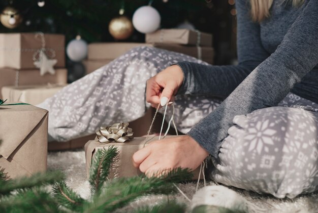 Frau, die ein Weihnachtsgeschenk verpackt