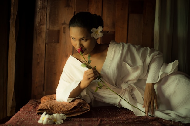 Kostenloses Foto frau, die eine blume riecht