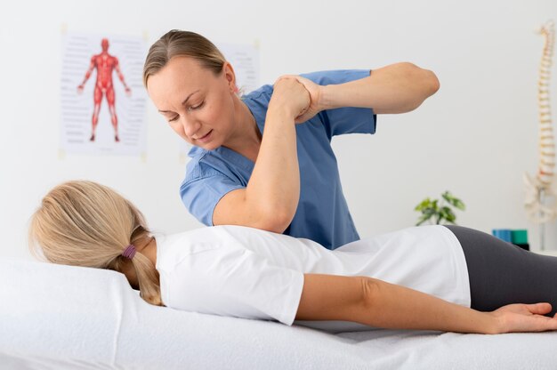 Frau, die eine Übung in einer Physiotherapiesitzung praktiziert