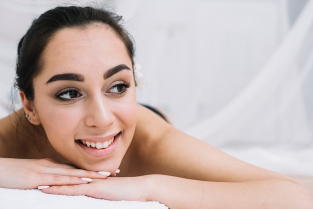 Frau, die eine entspannende Massage in einem Badekurort empfängt