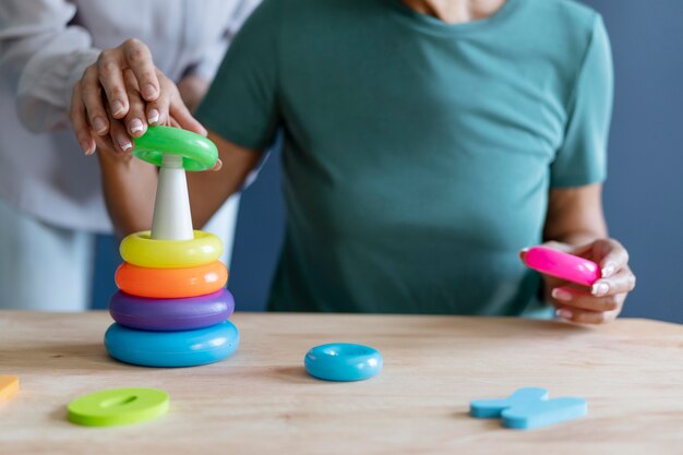 Frau, die eine Ergotherapiesitzung mit einem Psychologen macht