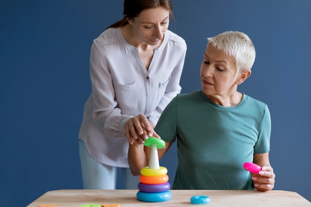 Frau, die eine Ergotherapiesitzung mit einem Psychologen macht