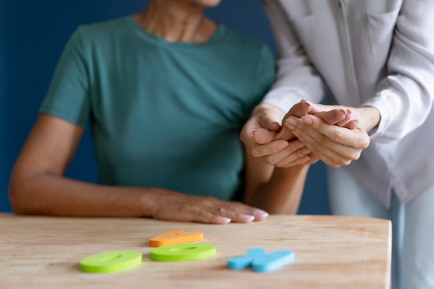 Frau, die eine Ergotherapiesitzung mit einem Psychologen macht