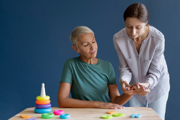 Frau, die eine Ergotherapiesitzung mit einem Psychologen macht