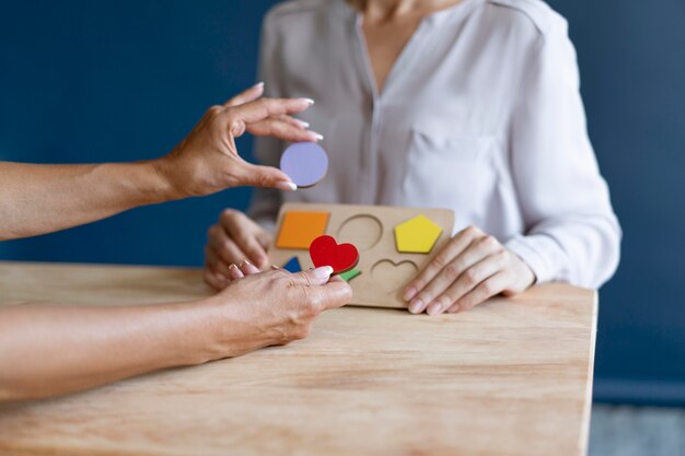 Frau, die eine Ergotherapiesitzung mit einem Psychologen macht