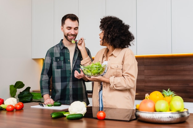 Frau, die eine geschmackvolle Schüssel Salat hält