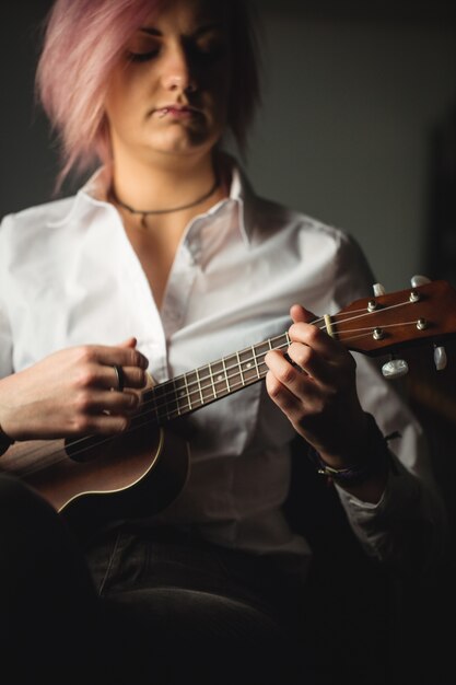 Frau, die eine Gitarre spielt