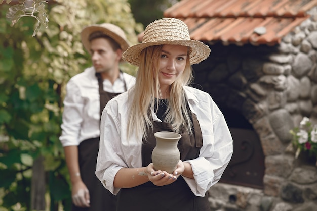 Kostenloses Foto frau, die eine handgemachte vase hält