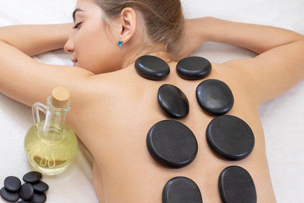 Frau, die eine hot-stone-massage in einem day spa erhält.