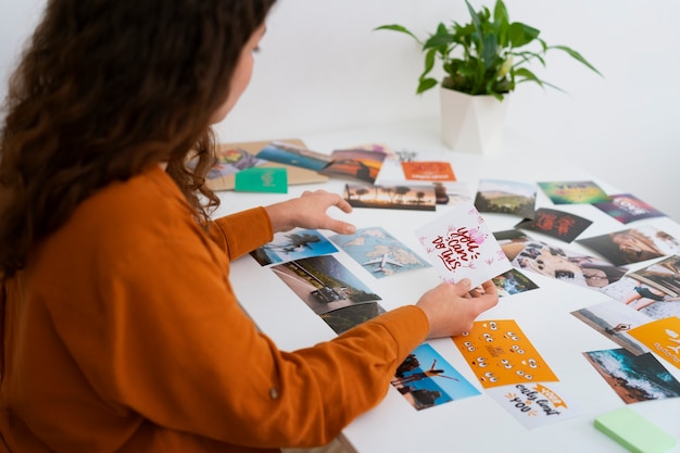 Frau, die eine inspirierende Seitenansicht des Vision Boards erstellt