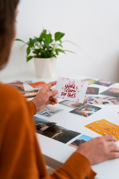 Frau, die eine inspirierende Seitenansicht des Vision Boards erstellt