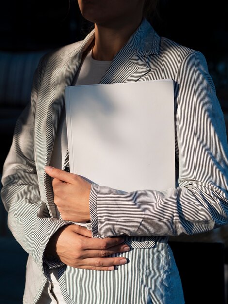 Frau, die eine Modellzeitschrift hält