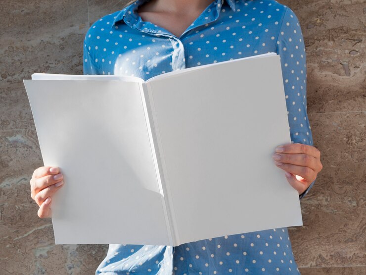 Kostenlose Foto frau, die eine modellzeitschrift hält