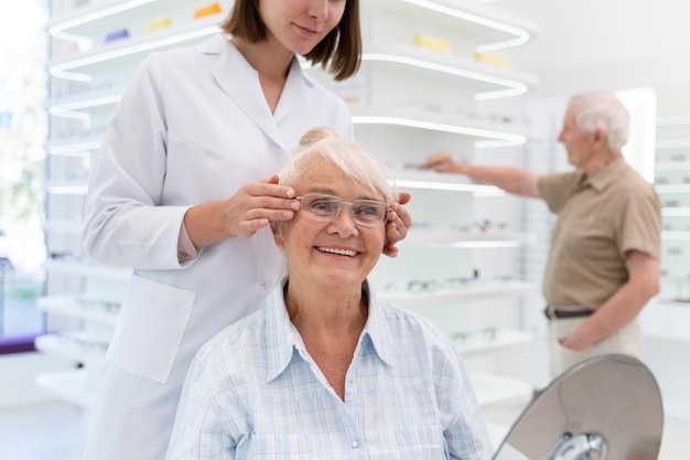 Frau, die eine neue Brille überprüft