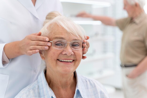 Frau, die eine neue Brille überprüft