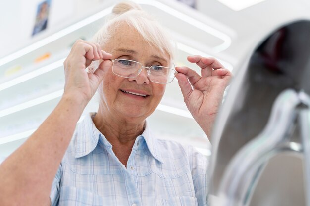 Frau, die eine neue Brille überprüft