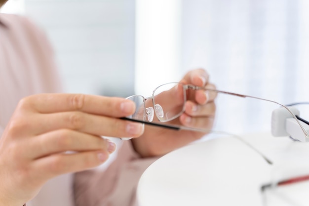 Frau, die eine neue Brille überprüft