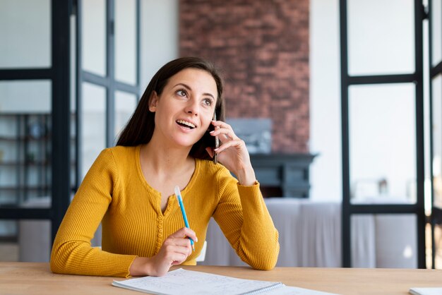 Frau, die eine Pause macht, um am Telefon zu sprechen