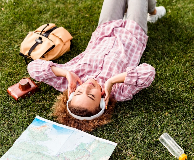 Frau, die eine Pause nach dem Reisen macht